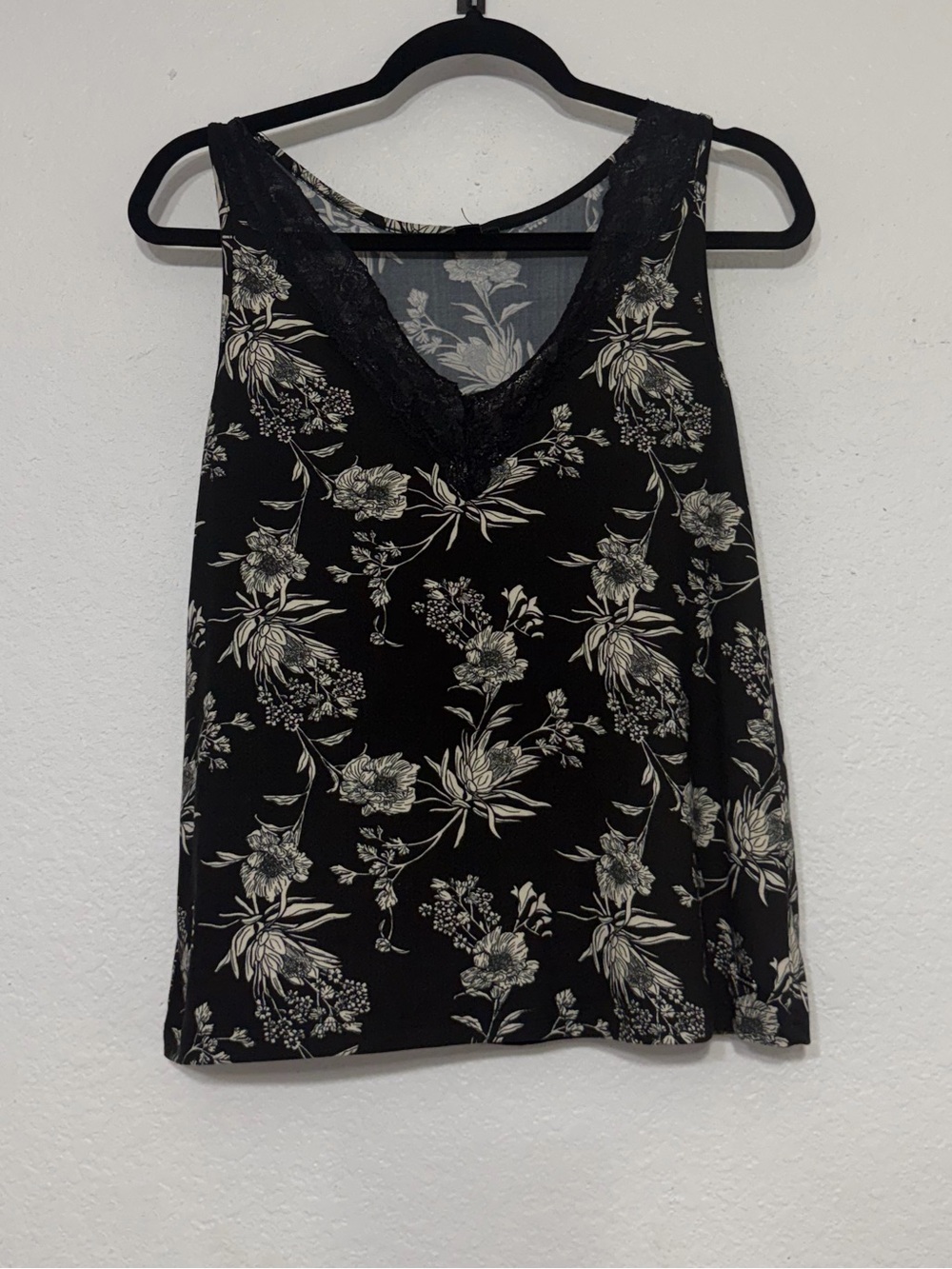 Tahari Women’s S Petite Black Floral Lace Trim V Neck Sleeveless Blouse